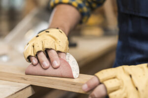 carpintería de diseño para espacios comerciales en Valencia-manos
