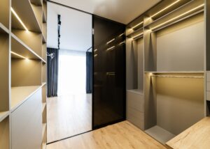 Carpintero a medida para diseño de interiores en Valencia en vestidor a medida con iluminación LED y armarios personalizados