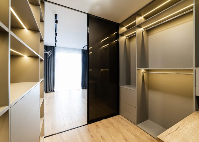 Carpintero a medida para diseño de interiores en Valencia en vestidor a medida con iluminación LED y armarios personalizados